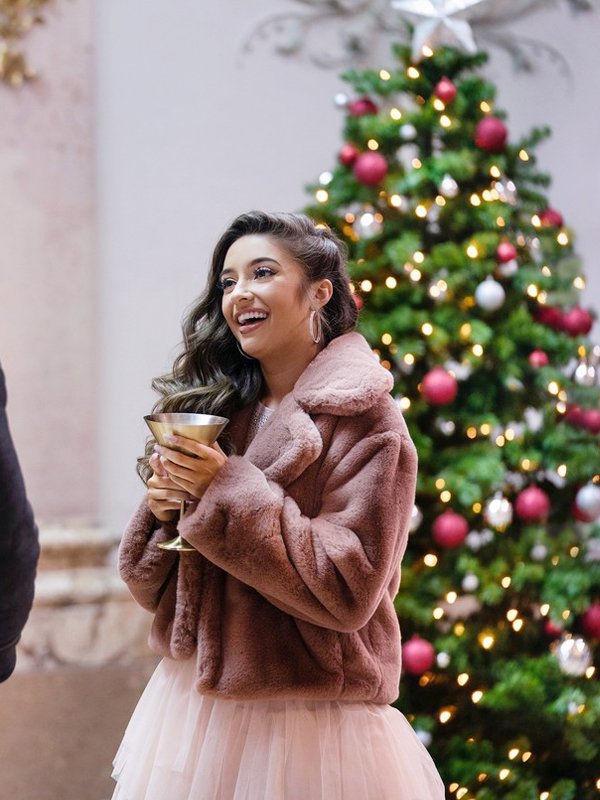 Material: Faux Fur Inner: Faux Shearling Lining Collar: Wide Lapel Collar Closure: Open Style Closure Cuffs: Open Hem Cuffs Color: Same As Image