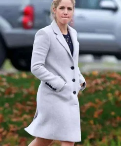 arrow-s06-felicity-smoak-white-coat