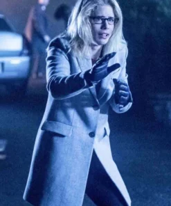 arrow-s06-felicity-smoak-white-coat